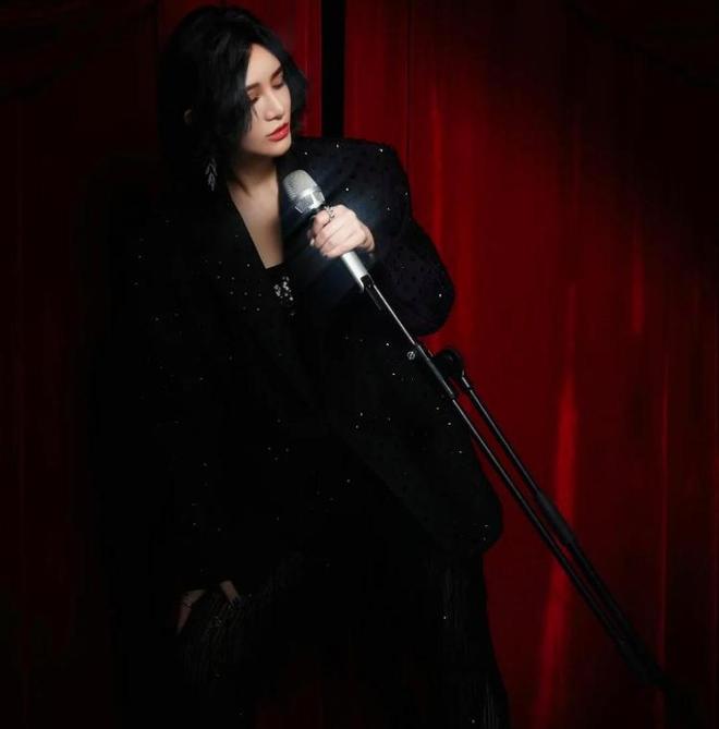 尚雯婕终于挑战暗黑路线了黑色亮片裙搭配修身西服女王范十足！