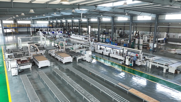 20分钟铝卷变家具 渝企智能产线演绎“未来之家”